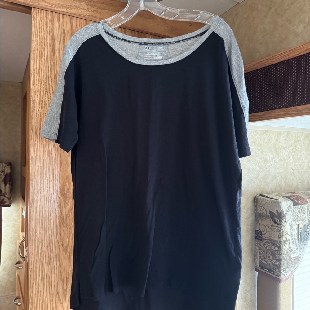 UA all season gear tee large black and gray loose